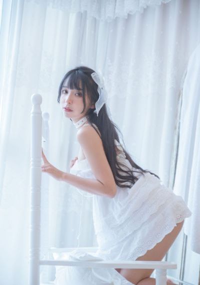 一男子在闹市区放生蟑螂