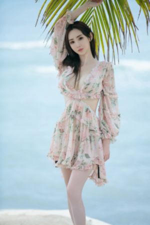 刷子刷女生子脚底心羽毛